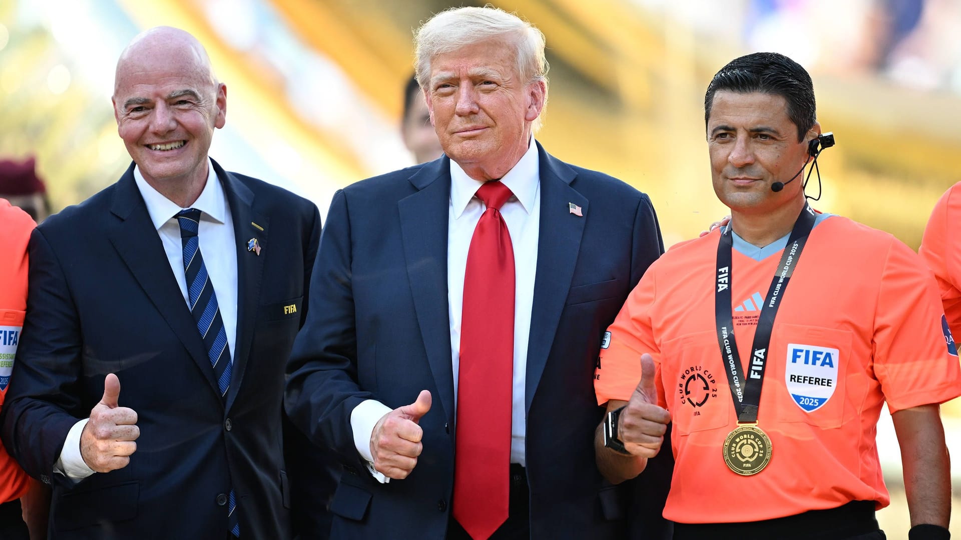 Alireza Faghani (right): The referee whistled the final of the club World Cup.