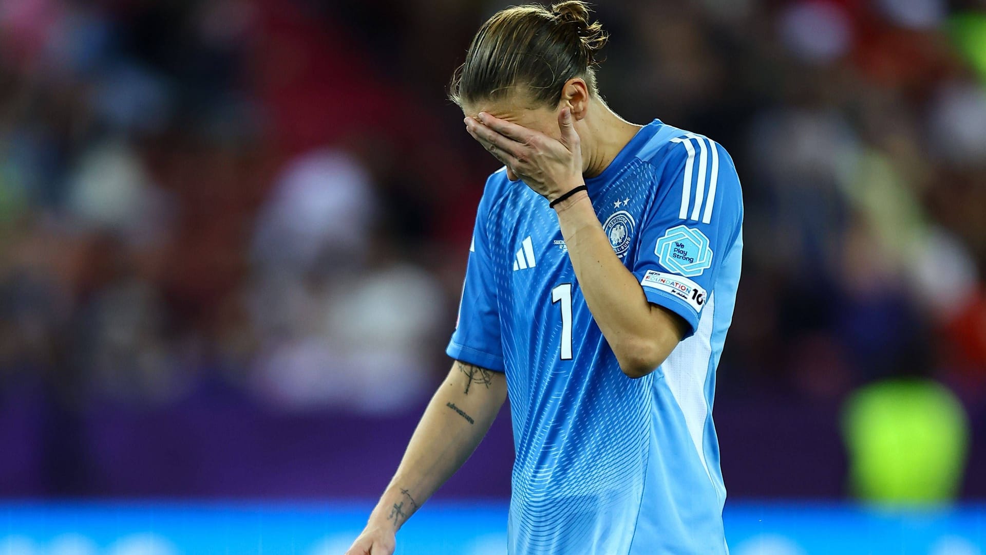 Can't believe: DFB goalkeeper Ann-Katrin Berger in the game against Sweden.