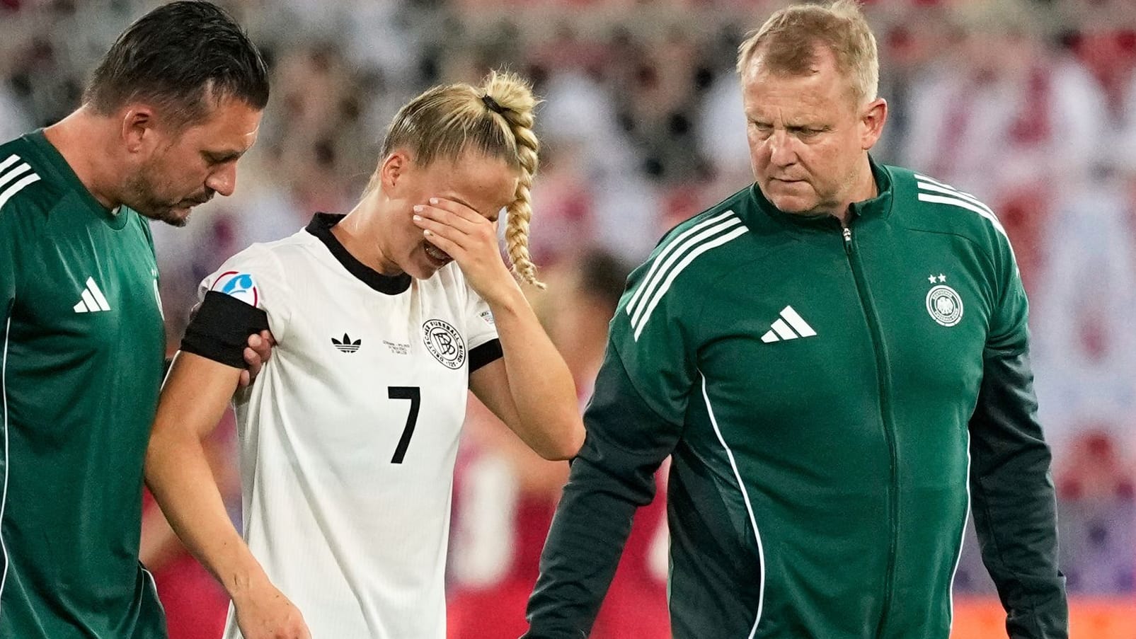Giulia Gwinn: The captain had to get off the square in the first half. Giulia Gwinn: The captain had to get off the square in the first half.