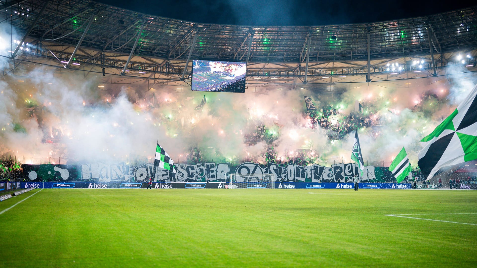 Fans of Hannover 96 with a choreography: the Lower Saxony are asked by the DFB to the cash register.