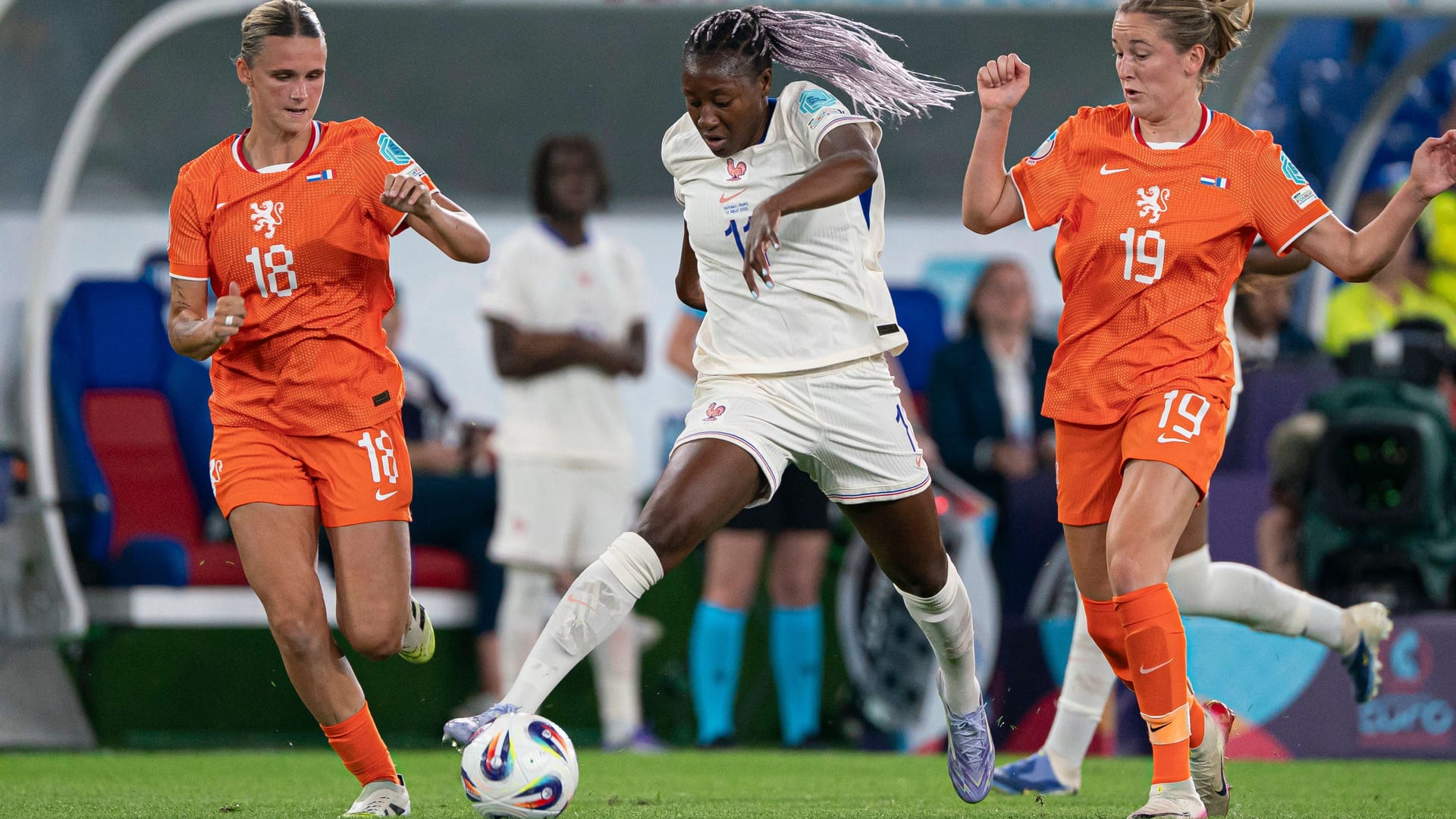 Train to the goal: France's Kadidiatou Diani (M.) in the game against the Netherlands.