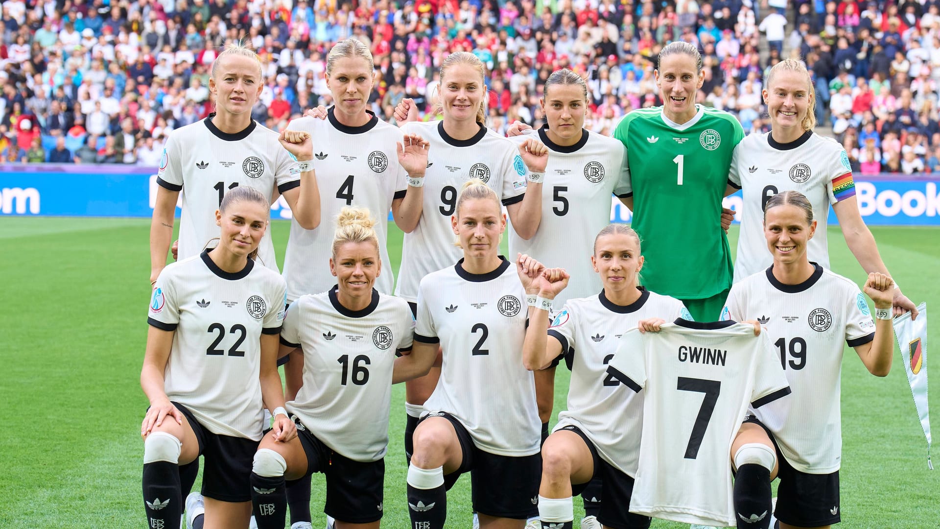 The DFB women set an example for her captain Giulia Gwinn before kick-off.
