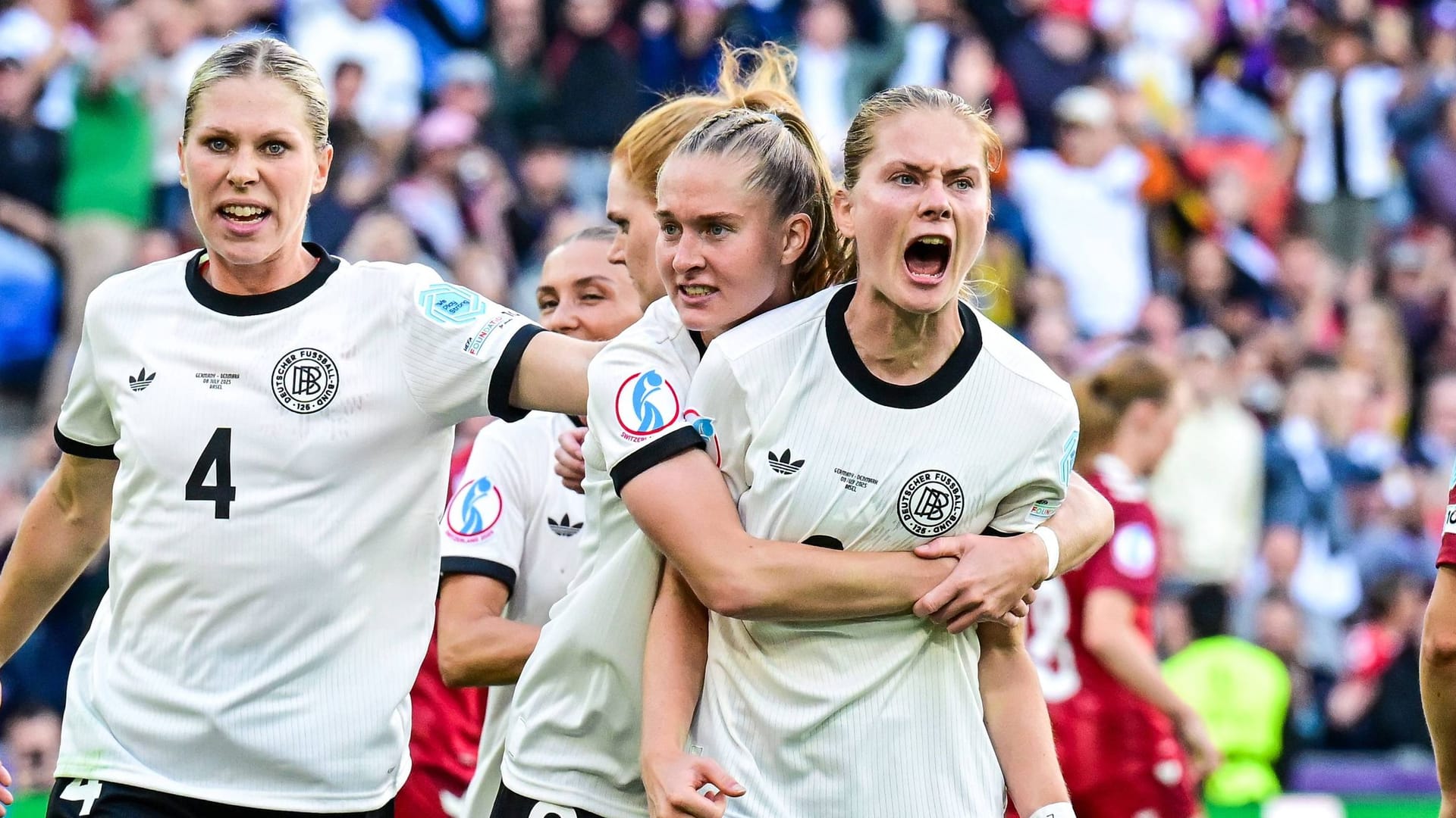 With one leg in the next round: The DFB players around Sjoeke Nüsken (right) cheer in the game against Denmark.