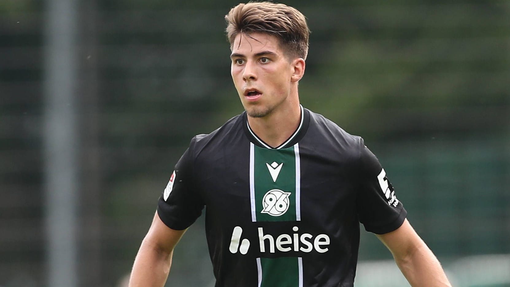 Newcomer Franz Roggow has the new away jersey in a test game: Hannover 96 starts the season on August 3 with a home game. Newcomer Franz Roggow has the new away jersey in a test game: Hannover 96 starts the season on August 3 with a home game.