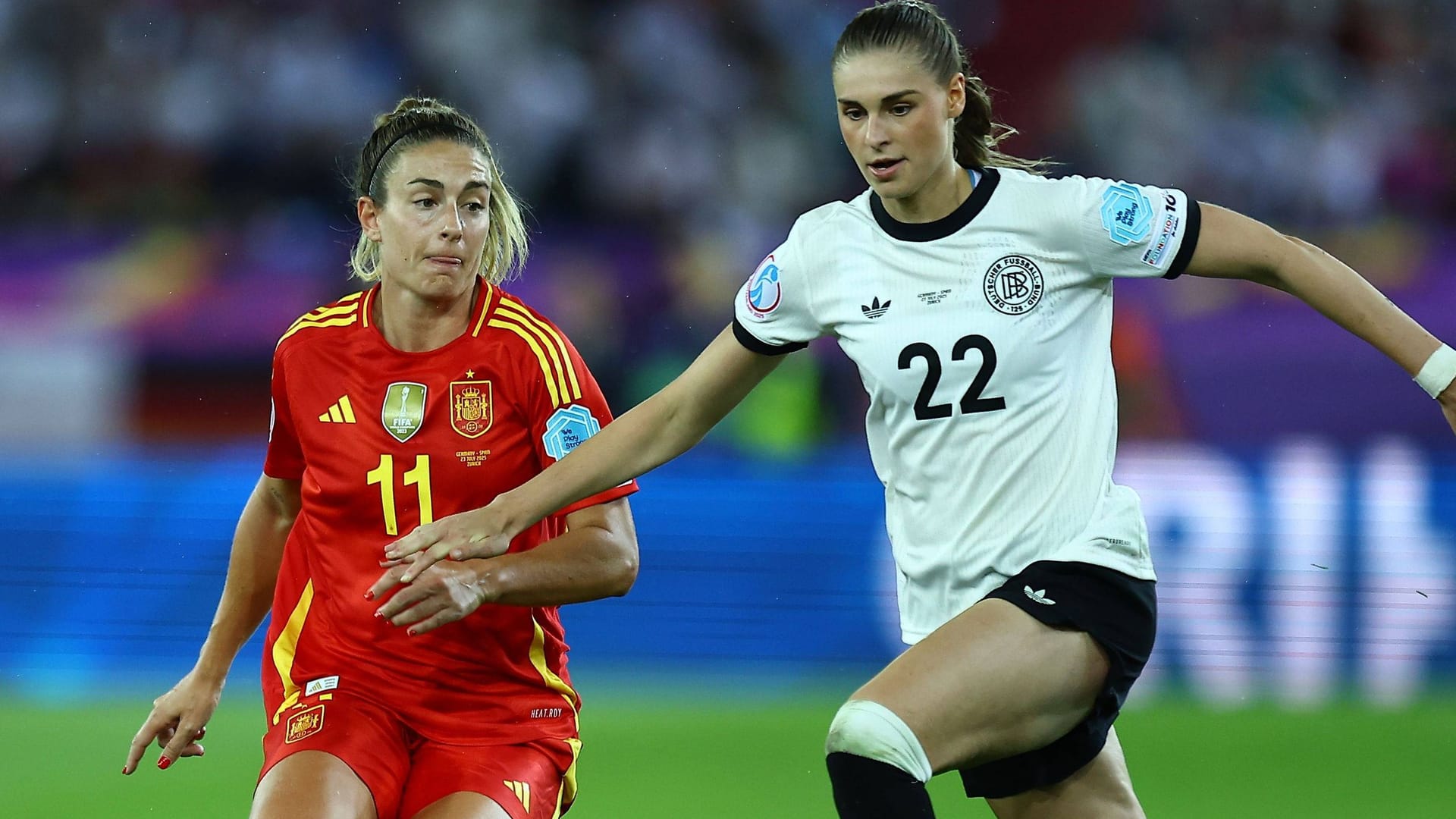 Jule Brand (right) in the duel with Alexia Putellas: The game pursued millions of football fans. Jule Brand (right) in the duel with Alexia Putellas: The game pursued millions of football fans.