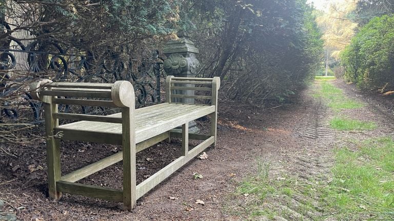 The bench where Frits Philips tea drank (photo: Rogier van Son).