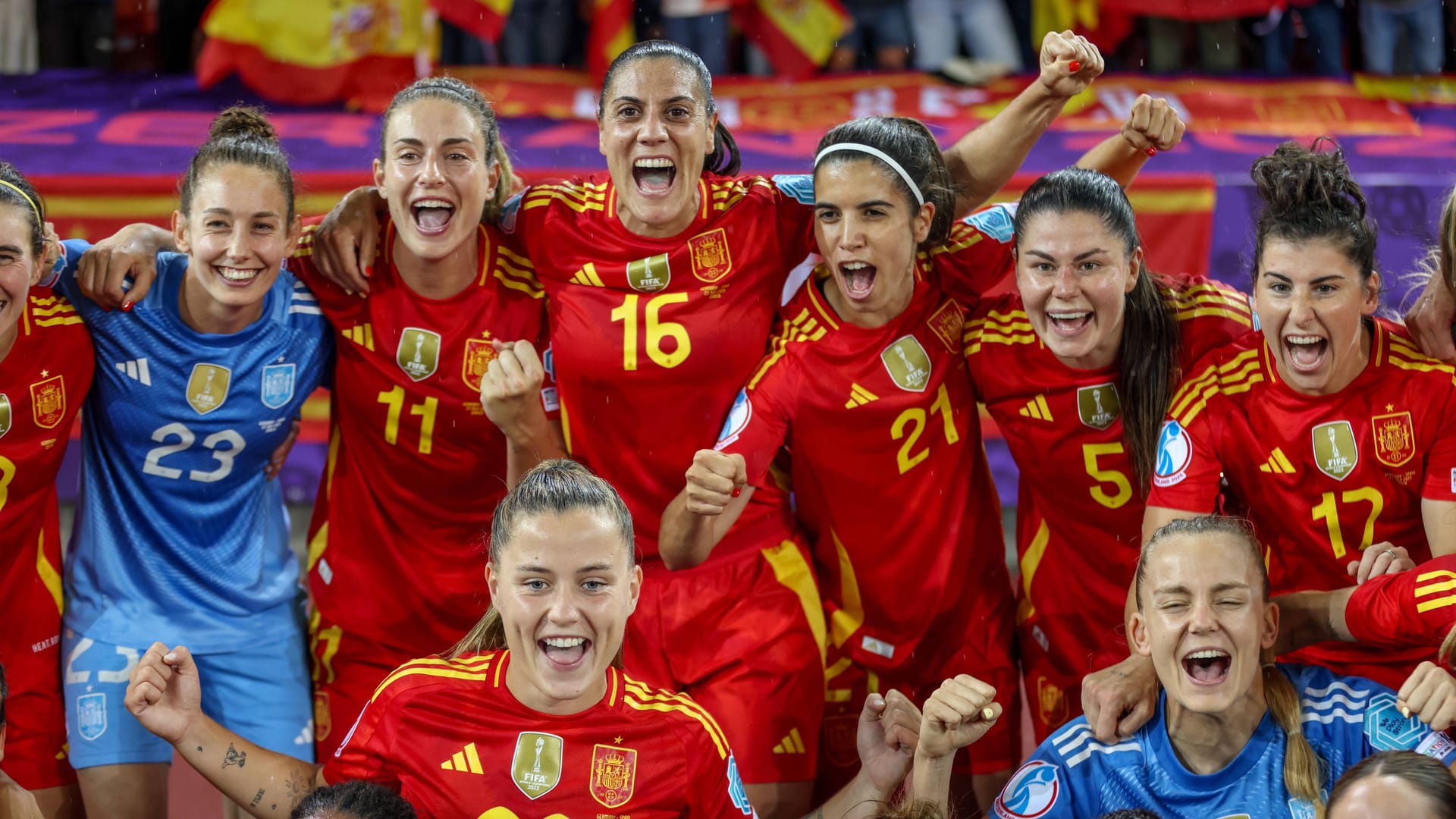 Finale: Spain's players cheer against Germany after the tight victory in the preliminary round.