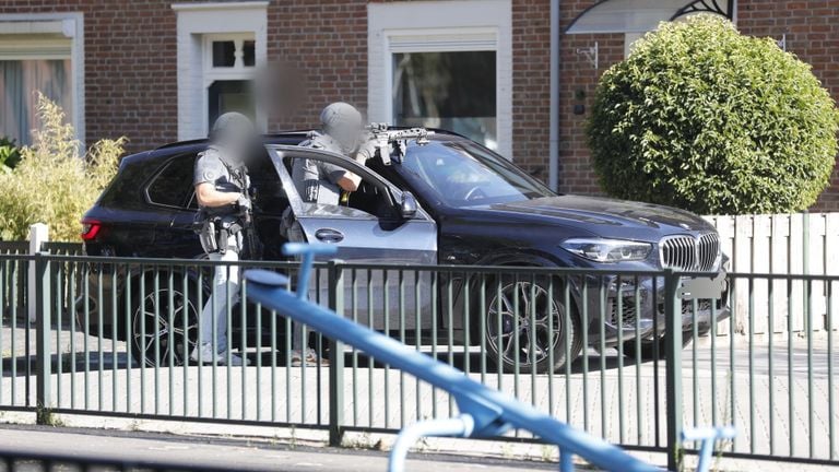 Members of the DSI in front of the house in Roosendaal. Photo: Christian Traets / Press Agency Heitink