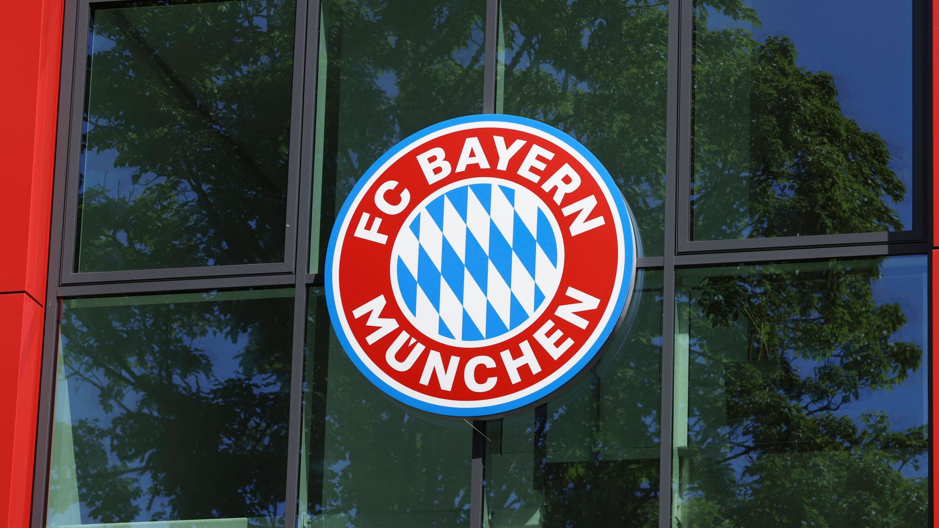 FC Bayern emblem at the club headquarters in Munich: The German record champion regularly organizes training camps.