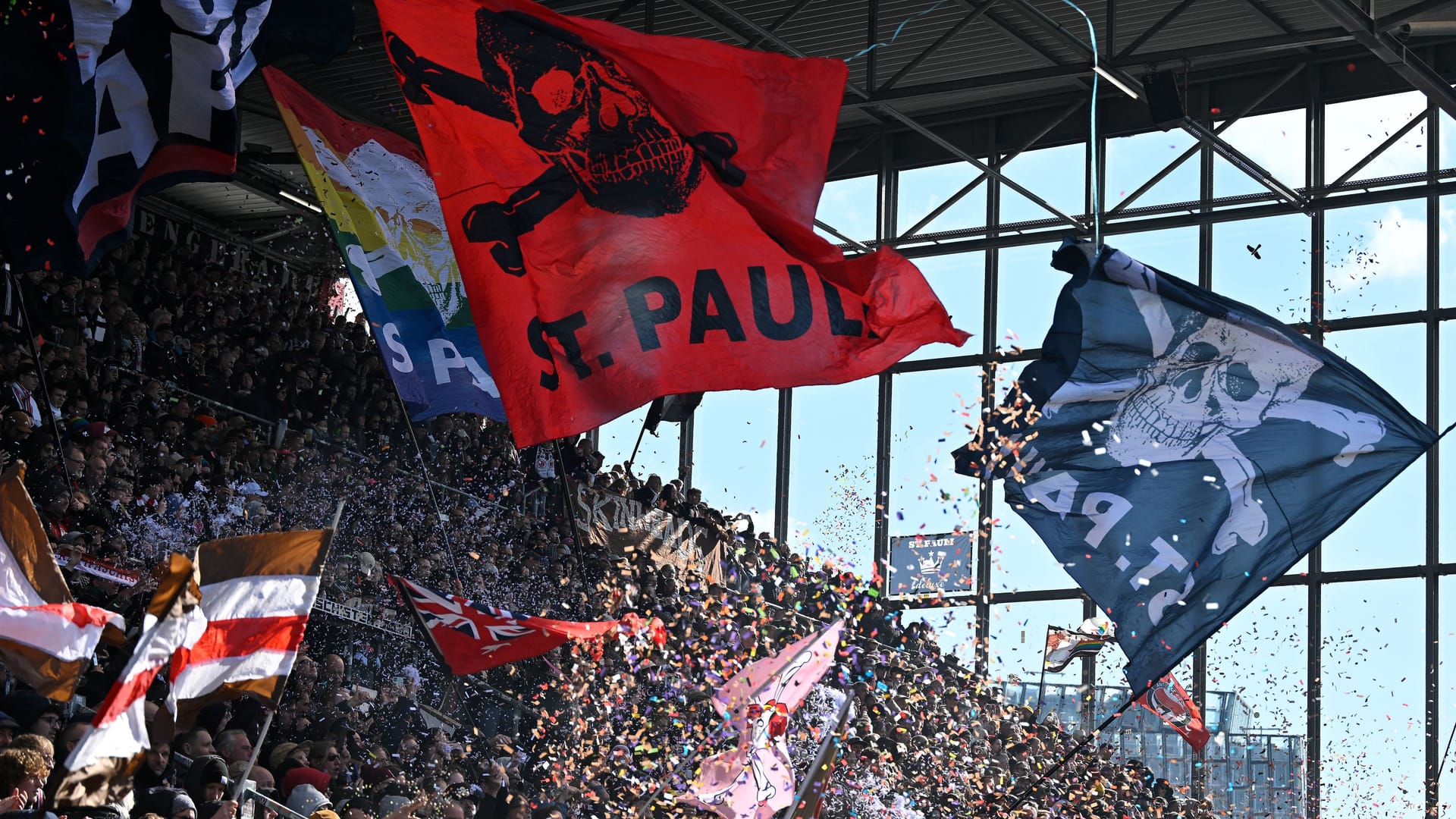 St. Pauli fans celebrate in their blocks at the Millerntor (archive picture): In August, the Bundesliga club has to play as a guest in their own stadium.