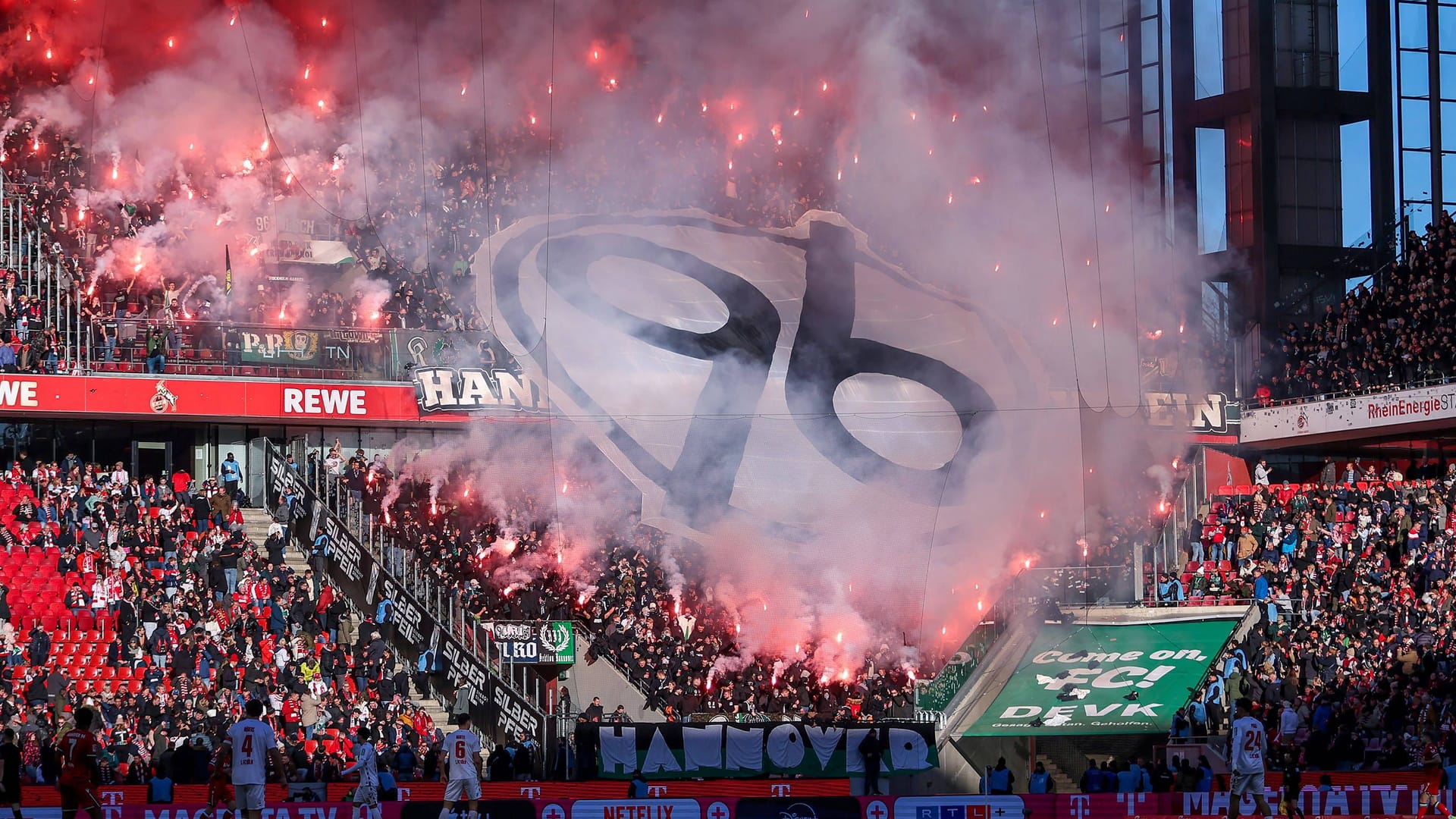 96 fans ignite various beacons in Cologne (archive picture): For numerous similar offenses, the DFB has plunged a high punishment for the association.