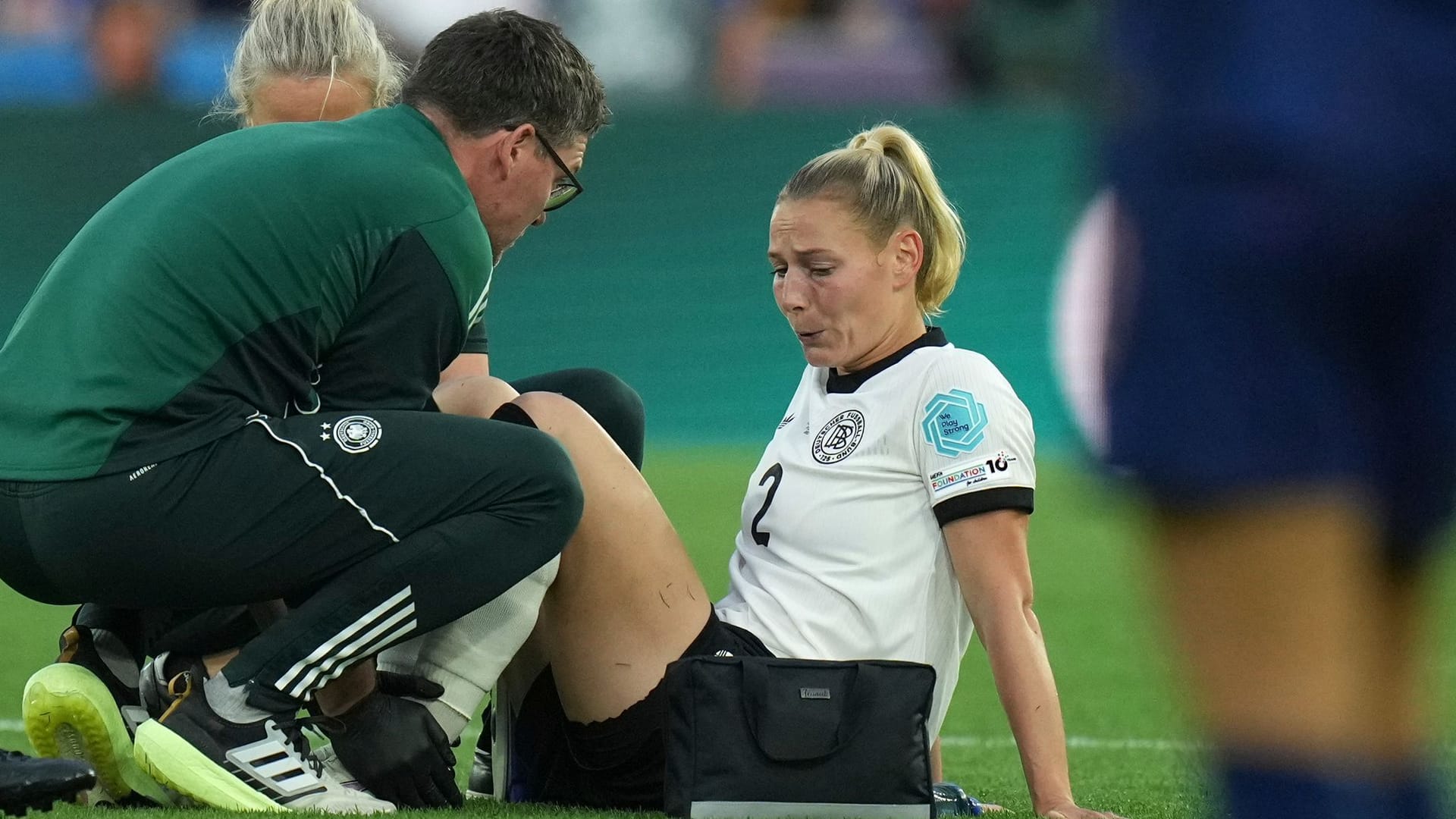 Sarai Linder is treated on the lawn: for the defense lawyer, early in the quarter -finals against France.