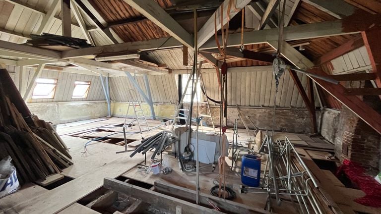 The attic still needs a lot of love (photo: Raymond Merkx).