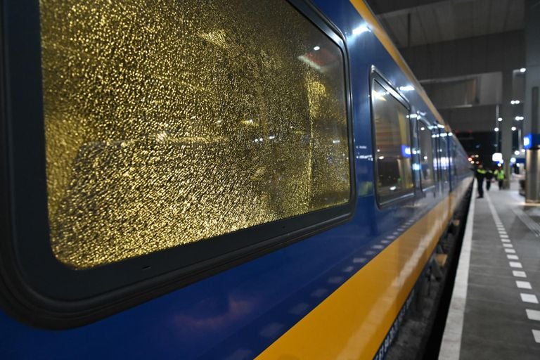 One of the broken train windows (photo: Tom van der Put/SQ Vision Mediarodukties).