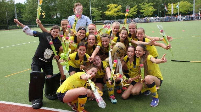 Floor with her hockey team (photo: private).
