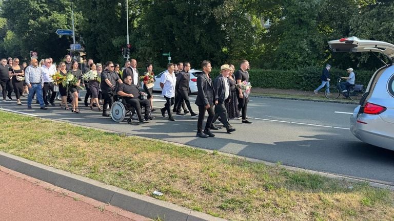 The procession arrives at the church in Amstenrade (photo: L1/Maarten Bastiaens).