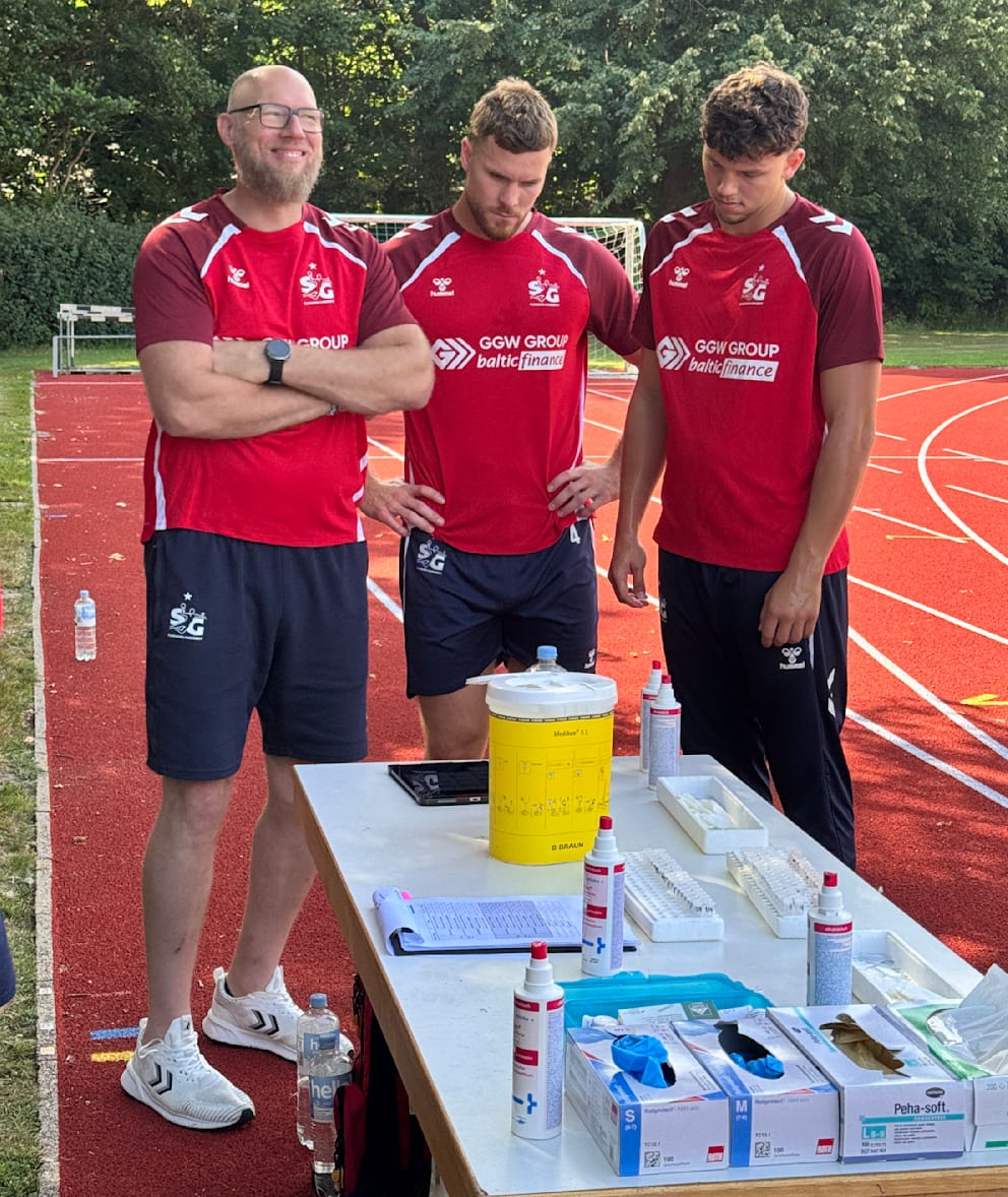 Ales Pajovic (46) beim Laktattest mit Kapitän Johannes Golla (27/M.) und Marko Grgic