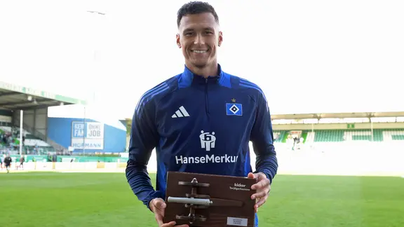 Hamburg's Davie Selke receives the goal scorer cannon