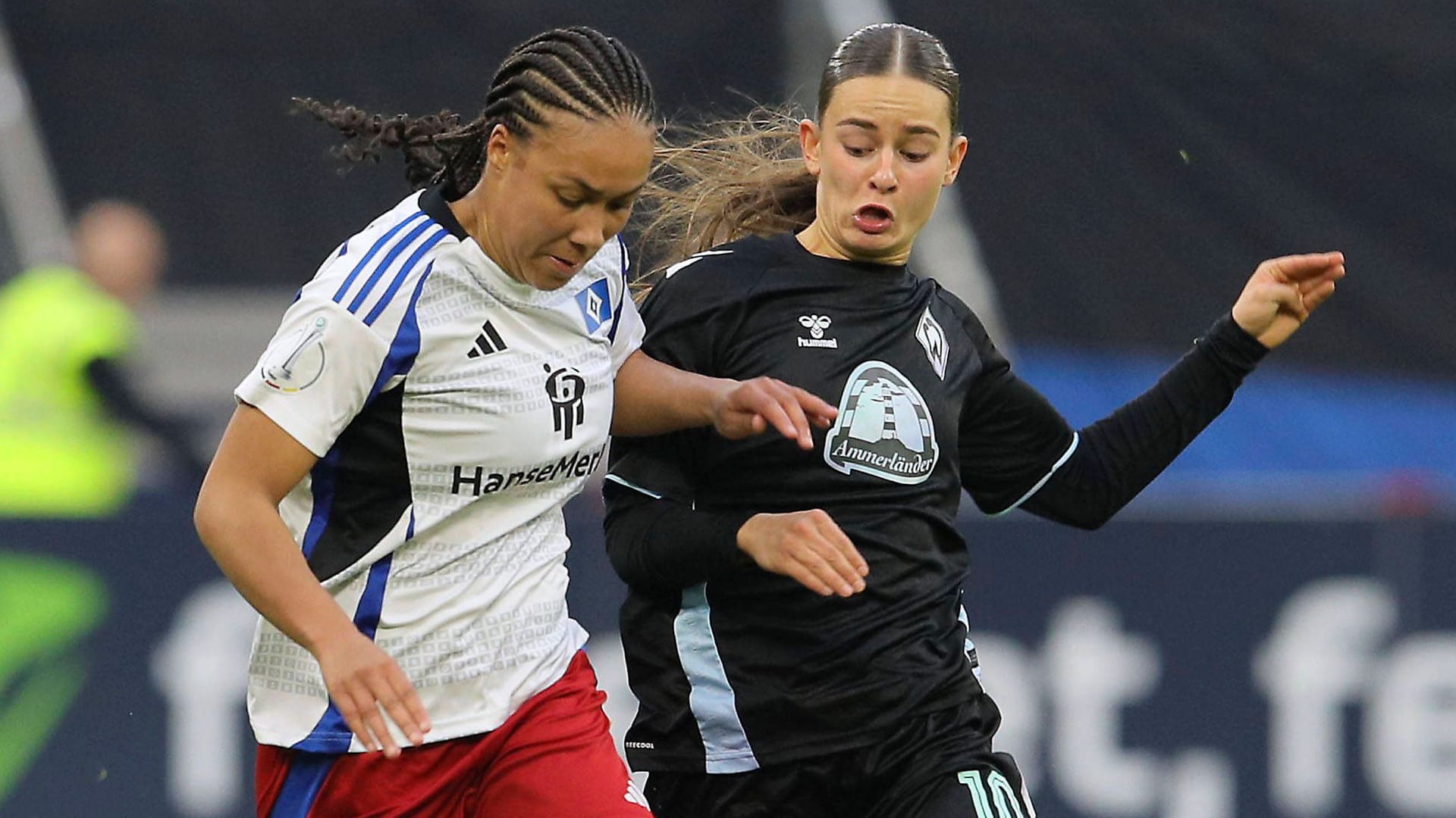 Melina Krüger (left) in the duel with Werders Tuana Mahmoud (archive picture): The first north derby of women in the Bundesliga is held in the Weser Stadium.