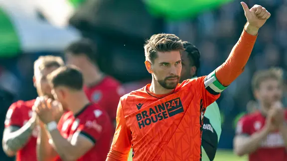 Ron-Robert Zieler from Hannover 96 shows the thumb.