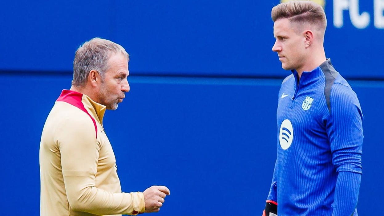 Hansi Flick (left) and Marc-André Ter Stegen in conversation: The German national goalkeeper is out at FC Barcelona.