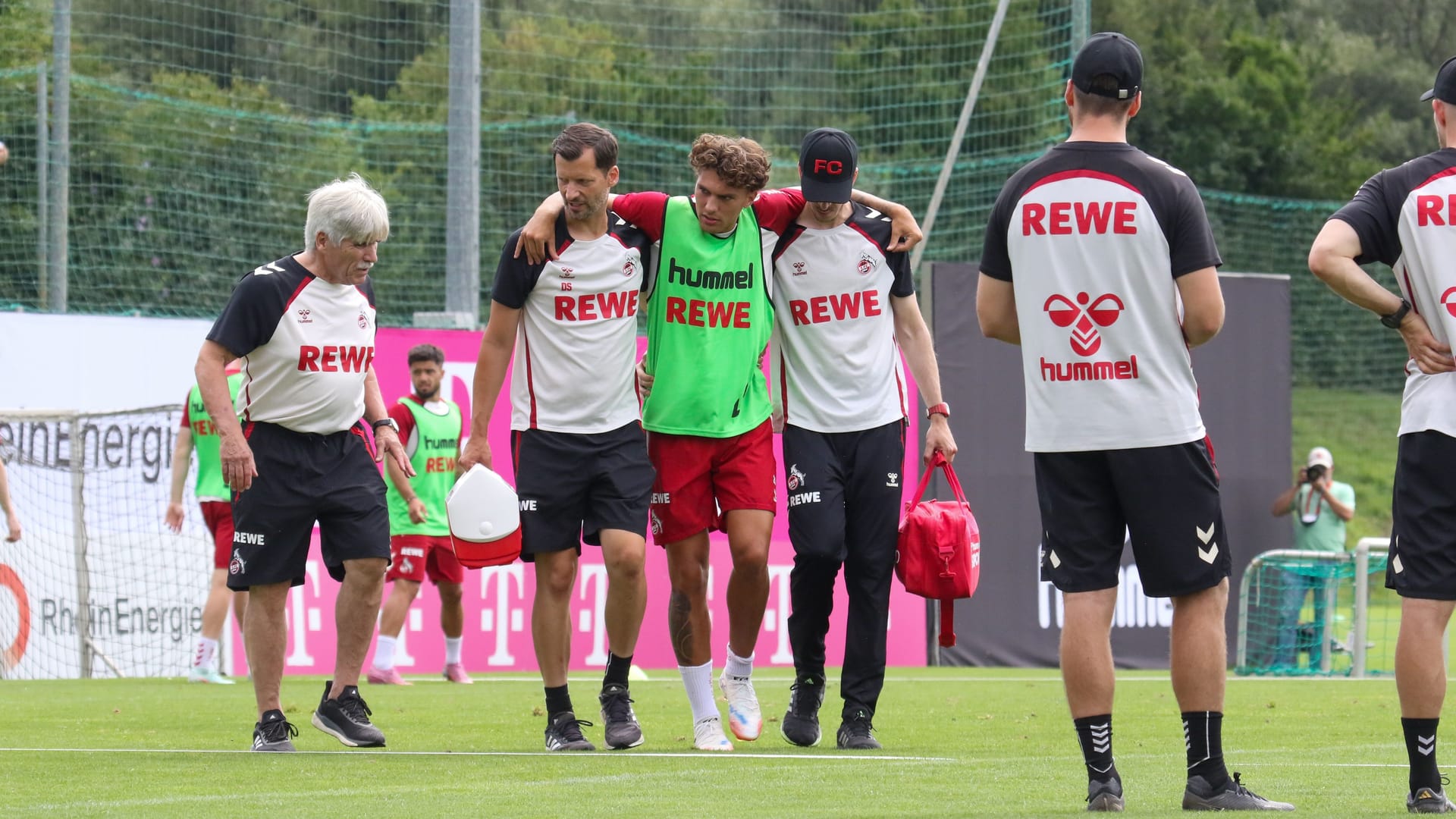 Julian Pauli is injured in training and is led by the field. Julian Pauli is injured in training and is led by the field.
