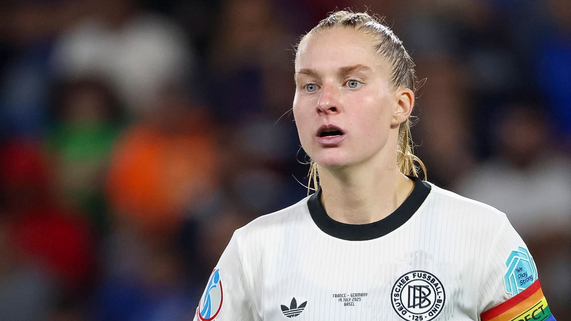 Janina Minge: She took over the captain's armband from the injured Giulia Gwinn.