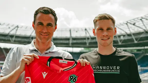 Hanover's sports director Marcus Mann (left) and newcomer Jonas Sterner. | Hannover 96 Hanover's sports director Marcus Mann (left) and newcomer Jonas Sterner.