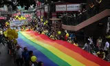 After years of legal battle, the registered partnership of a lesbian expat and her partner in Hong Kong is recognized. Protesters took to the streets several times to protest against the refusal of the partnerfisum.