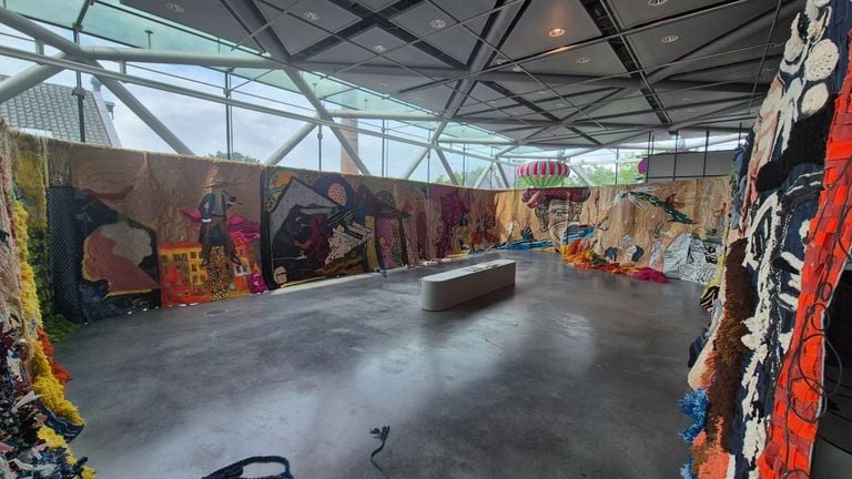 The gigantic tapestry of 'threads of our Dutch slavery past' (photo: Collin Beijk).