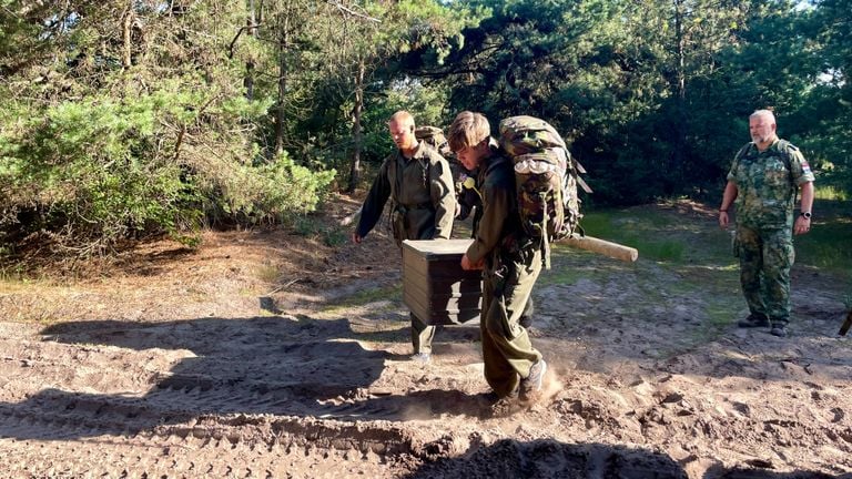 The participants drag on heavy items across the site of the barracks (photo: Raymond Merkx).