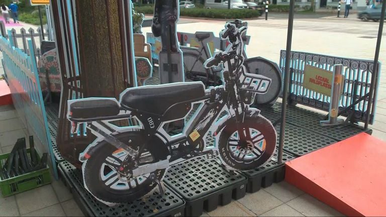 Peeing against a fatbike, bench or bike: it's all possible in the park (image: Omroep Brabant).