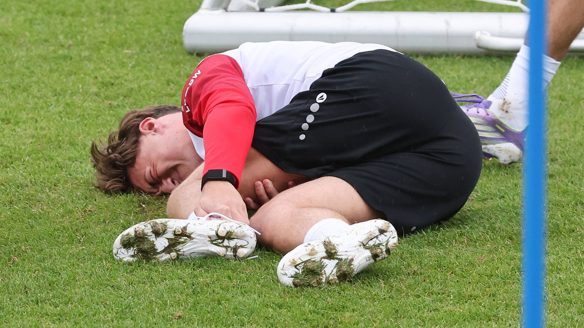 Angelo Stiller on the ground: he injured himself for the second time within a short time. Angelo Stiller on the ground: he injured himself for the second time within a short time.