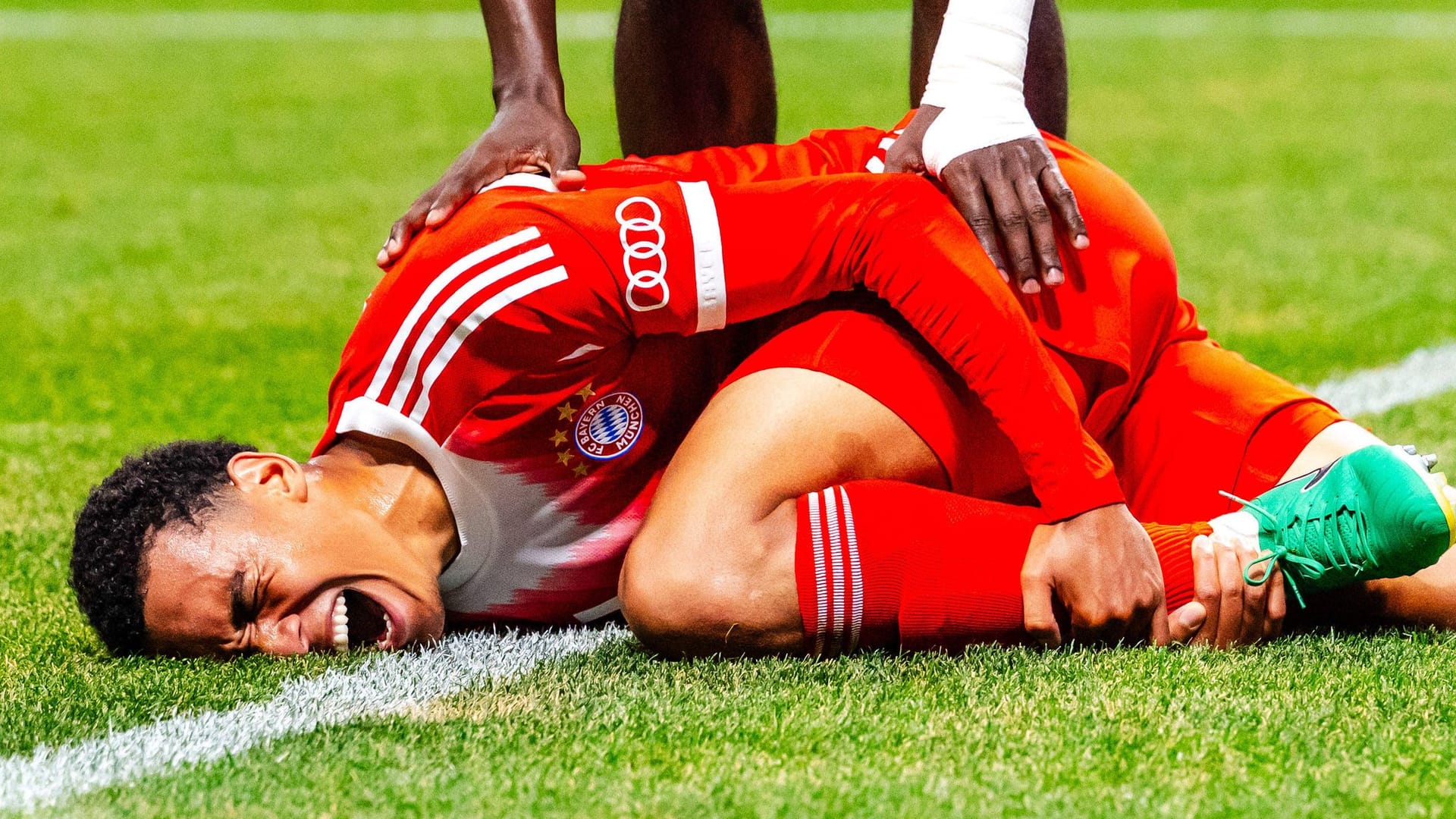 Jamal Musiala on the ground: The national player of FC Bayern is injured by the leg.