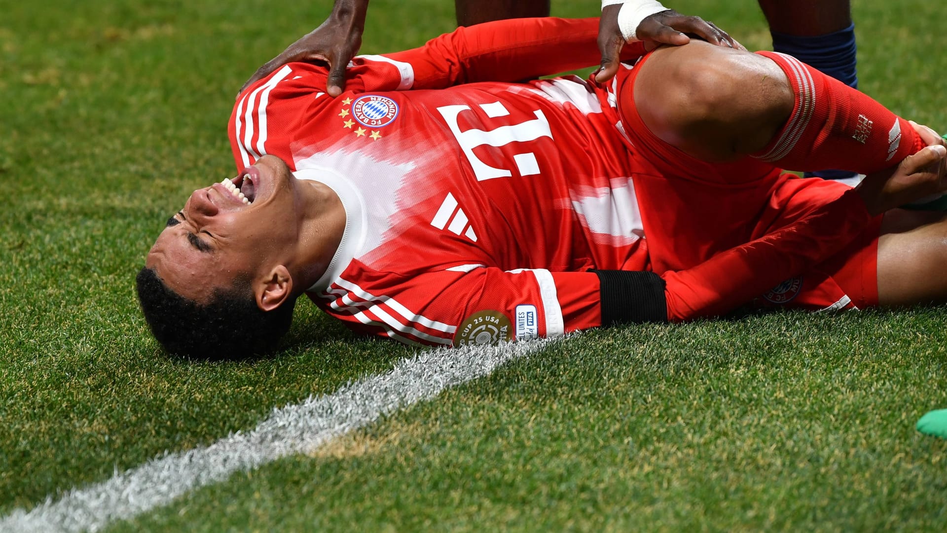 Jamal Musiala on the ground: the offensive man injured himself against Paris.