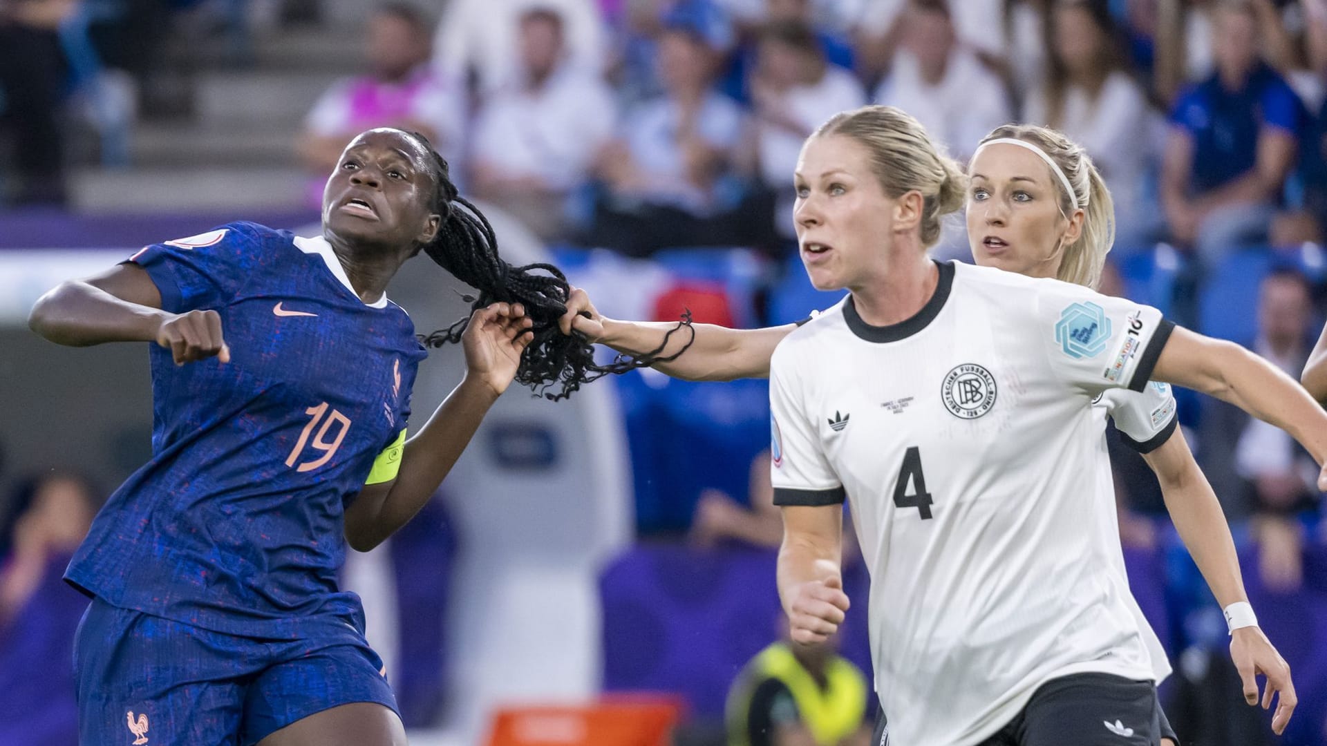 The crucial scene: Kathrin Hendrich (right) pulls Griedge Mbock (left) on the hair.