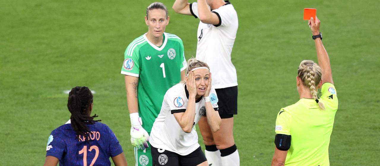 Kathy Hendrich (center) looks after "Braid" The red card