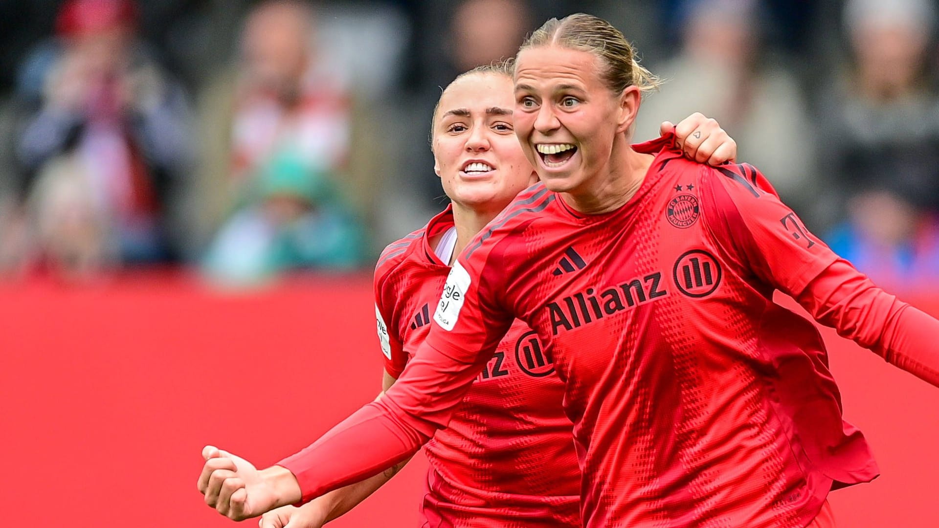 Klara Bühl (right): She has been playing at FC Bayern since 2020.