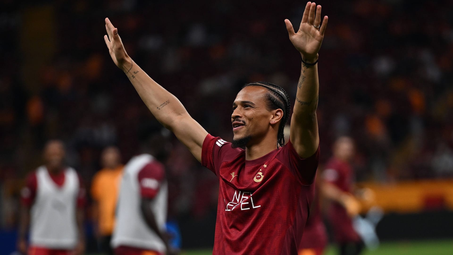 Before the start of the game: Leroy Sané waves into the Galatasaray audience.