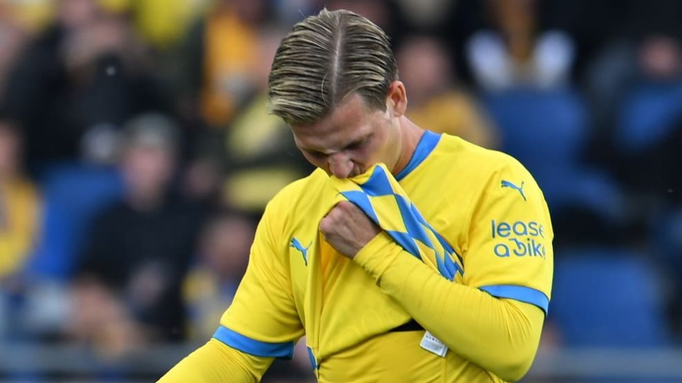 Lino Tempelmann struggled: The midfielder of Eintracht Braunschweig had to off the pitch early in the test game.