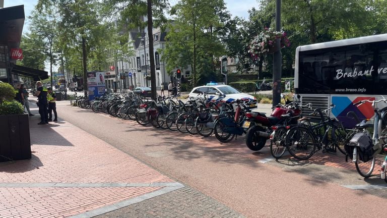 While the buses could not continue, the police and enforcement spoke to one of the people involved (photo: Hans Janssen).