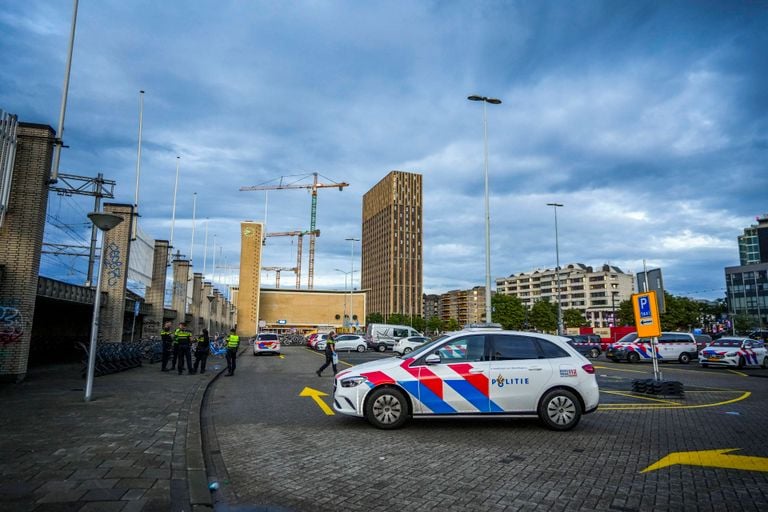 Various police cars on Stationsplein (photo: Heitink news agency).