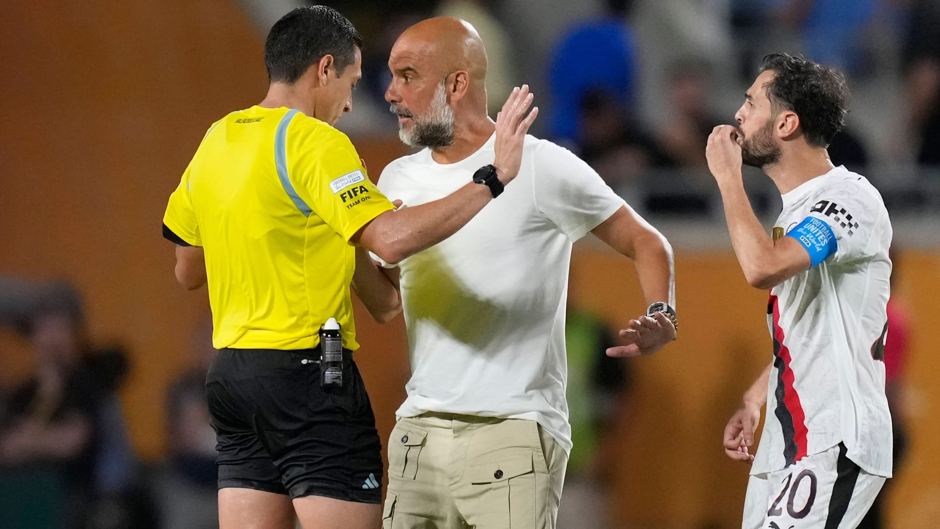 Pep Guardiola was obviously not satisfied with the decisions of the impartial. Pep Guardiola was obviously not satisfied with the decisions of the impartial.