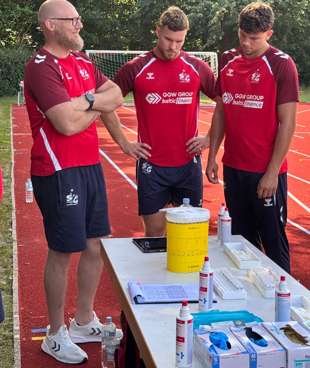 Grgic beim Laktattest mit seinem neuen Trainer Ales Pajovic (l.) und Flensburg-Kapitän Johannes Golla (M.)