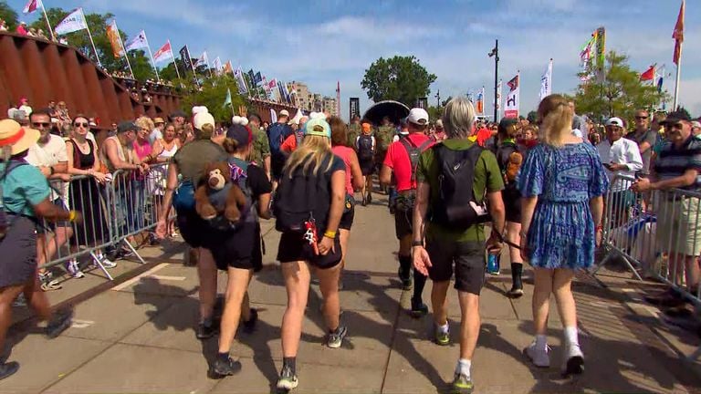 The walkers go through Cuijk on Friday (photo: Omroep Brabant).