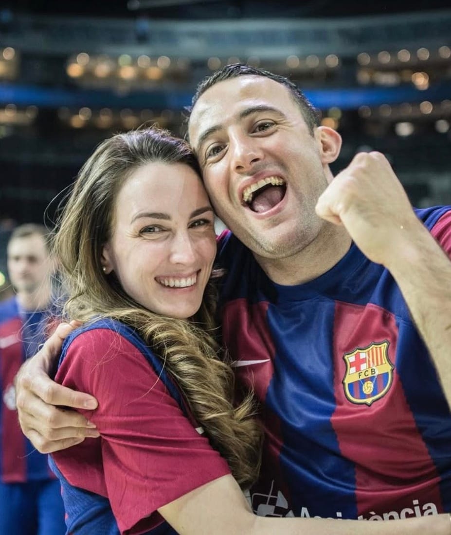 Aitor Arino (33) mit seiner Frau Claudia nach dem Erreichen des Champions-League-Final4 2025 und seiner Verabschiedung in Barcelona. Foto: www.instagram.com/aitorarino13/
