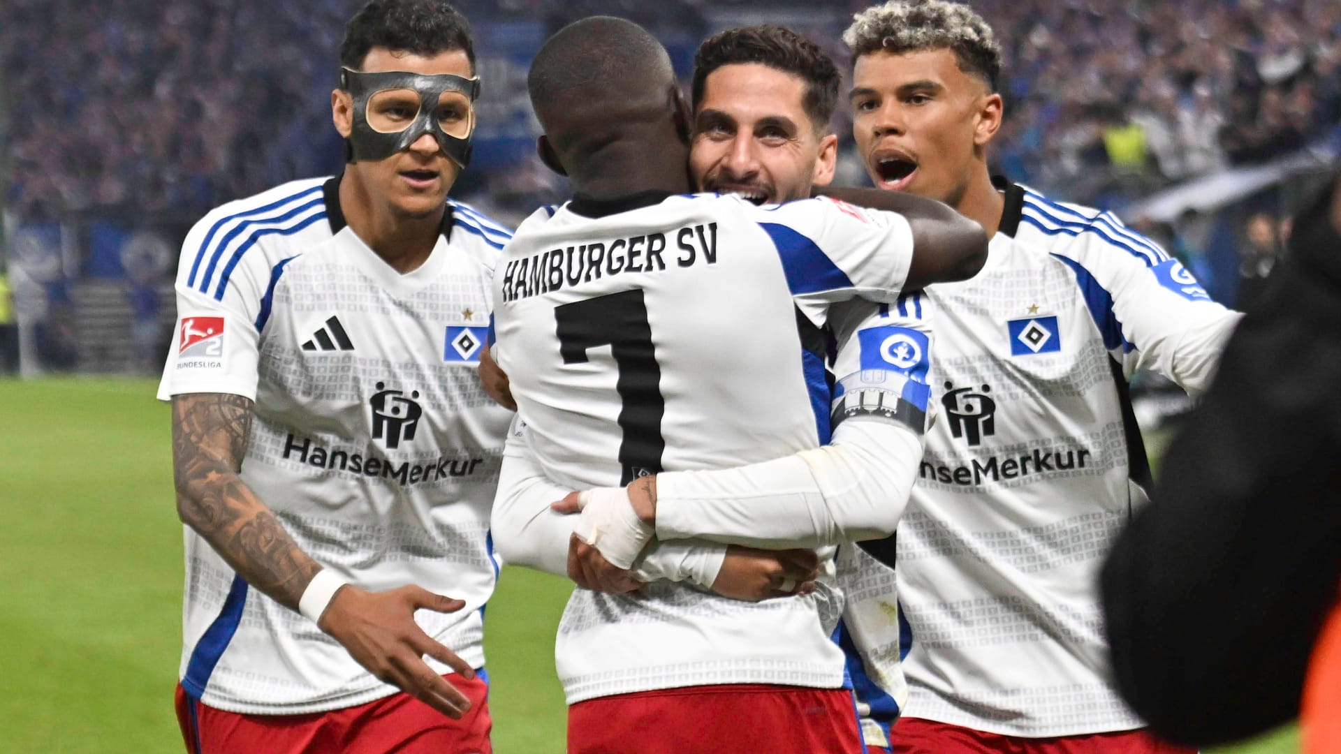 Davie Selke, Ludovit Reis and Ransford Königsdörffer (VL) cheer with Jean-Luc Dompé (archive picture): So far, HSV has not yet presented its new home jersey.
