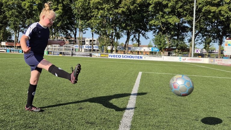On the football field of GRC 14 in Giessen, Norah is completely in her element (photo: Niek de Bruijn).