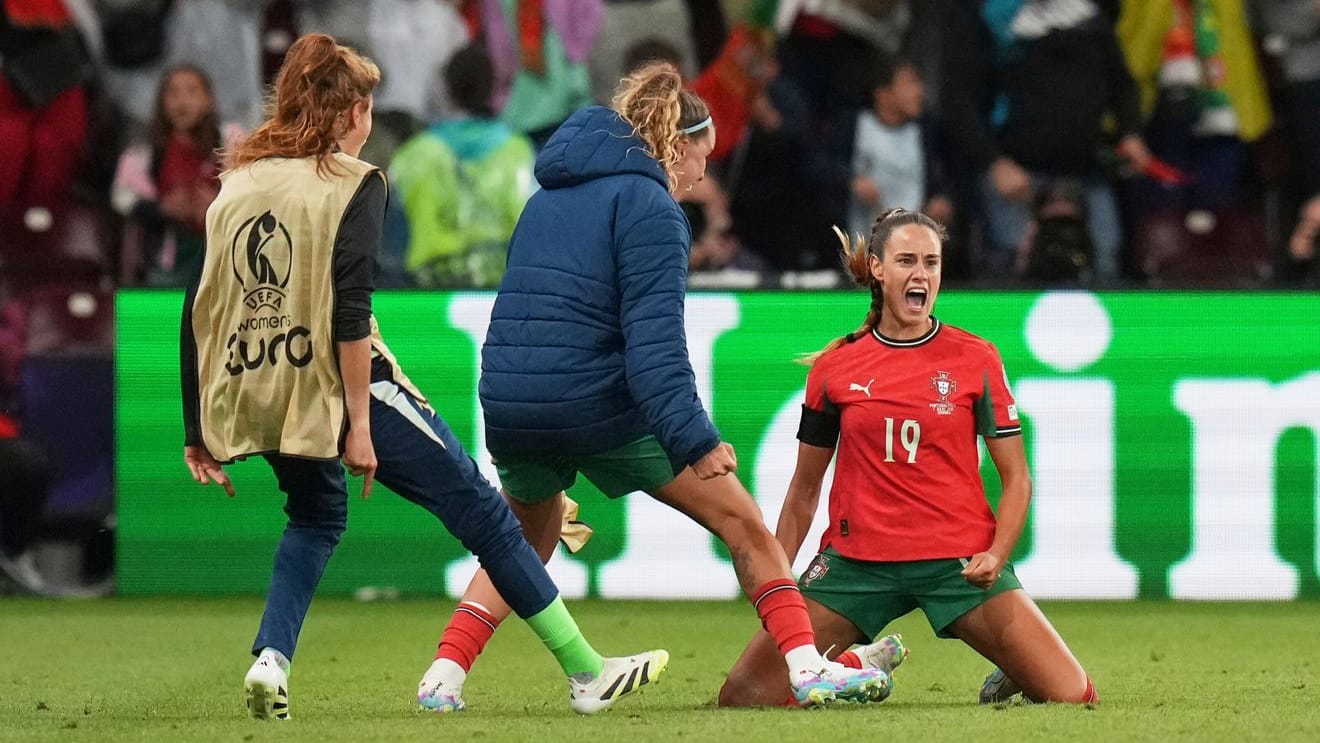 Diana Gomes (right): The defender was celebrated by her teammates.
