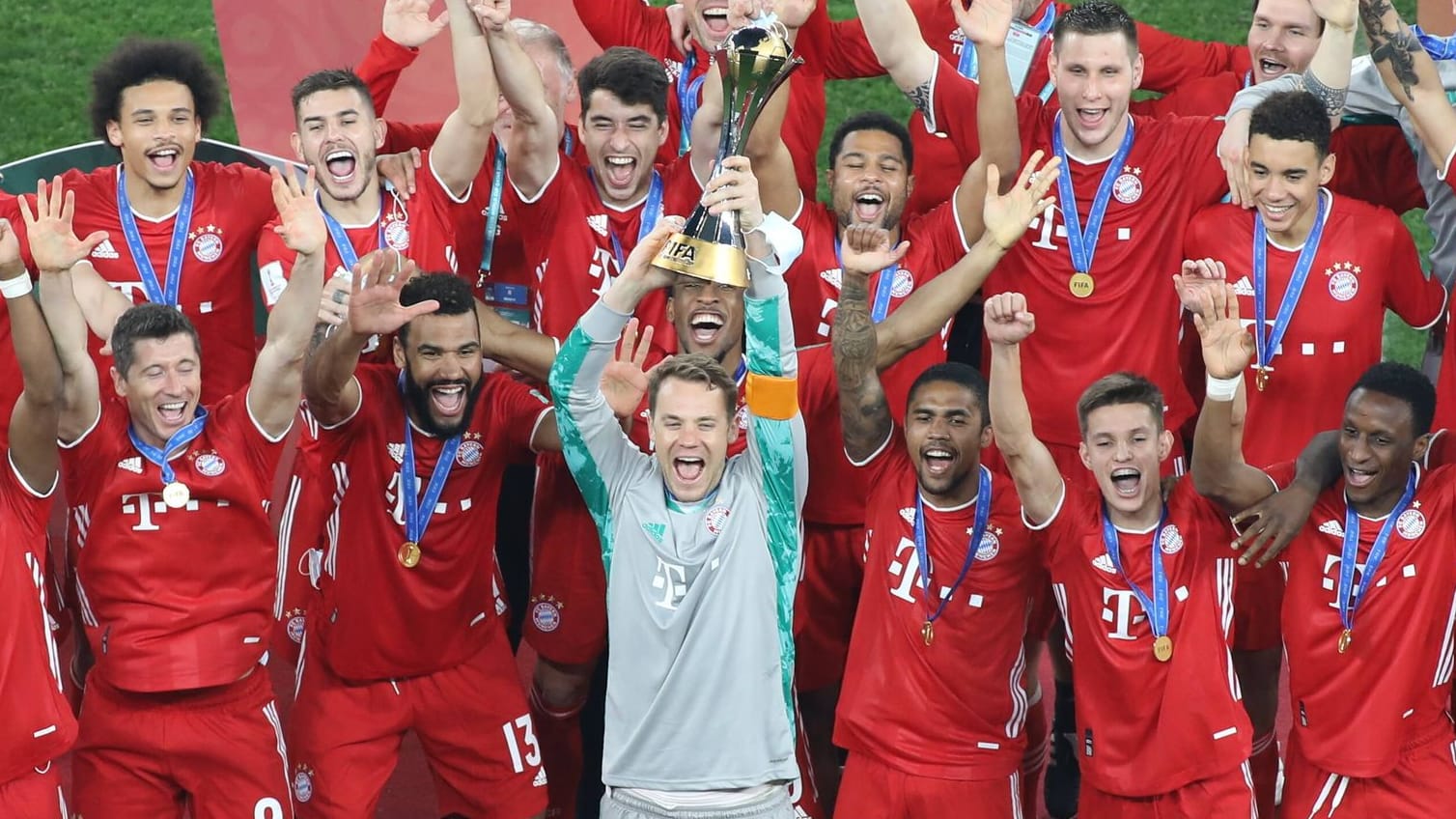Club World Cup winner: The then Bayern team around Captain Manuel Neuer (M.) celebrates success in February 2021.